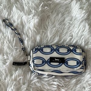 Scout wristlet blue & white chain pattern washable